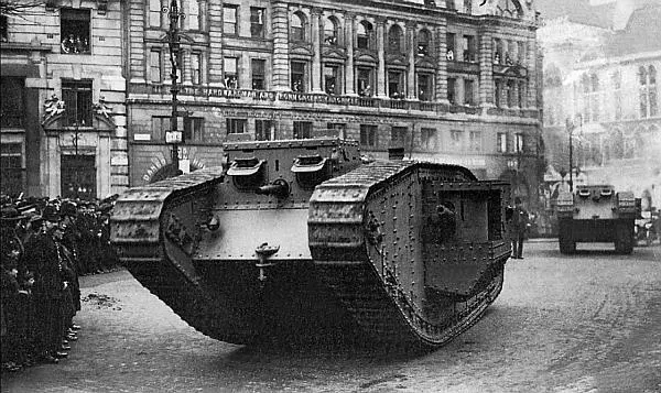 Танки Mk IV на улицах Лондона Отчётливо виден ручной пулемёт Льюис - фото 3