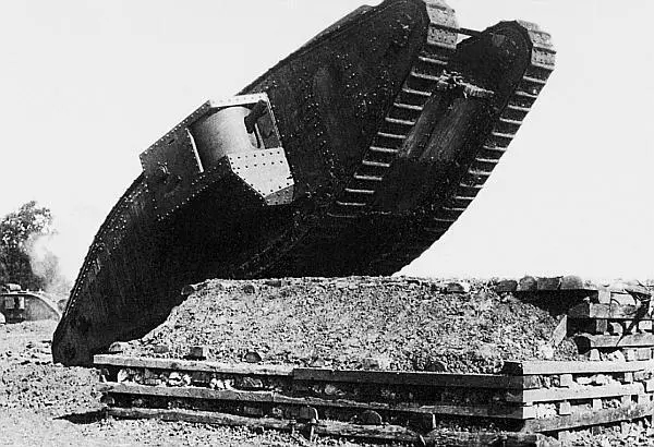 Танк Mk IV во время преодоления препятствия Франция сентябрь 1917 года 23 - фото 5