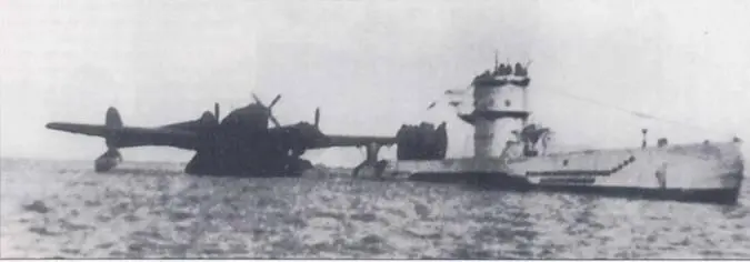 Лодка типа VIIC заправляет топливом в море гидросамолет ВV138 14 августа 1942 - фото 55