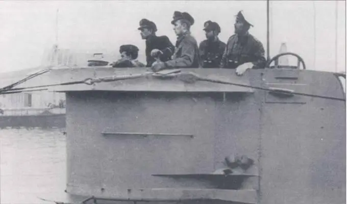 Головка экипажа U602 типа VI 1C собралась на мостике для лучшего наблюдения - фото 93