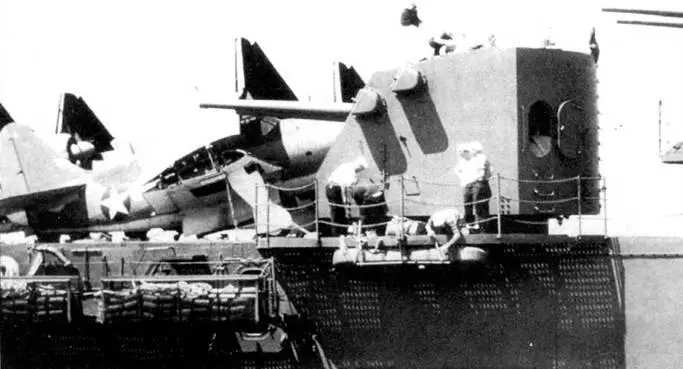 Моряки колдуют над спасательным плотиком авианосец CV10 Йорктаун май 1943 - фото 41