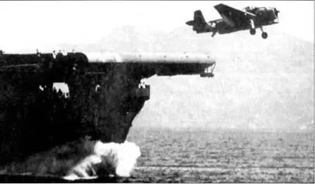 Торпедоносец TBF Эвенджер только что покинул полетную палубу авианосца типа - фото 68
