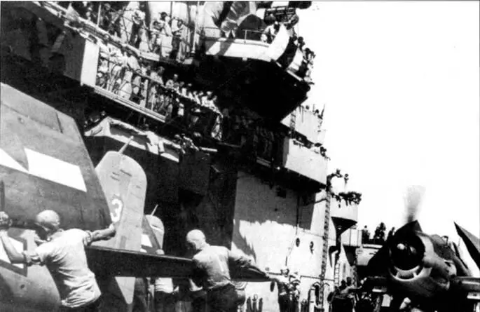 Техники закатывают Хеллкэт на стоянку полетная палуба авианосца CV8 - фото 70