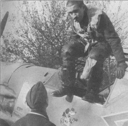 Майор Адольф Галланд командир JG 26 Schlafjeter покидает кабину своего Me - фото 77