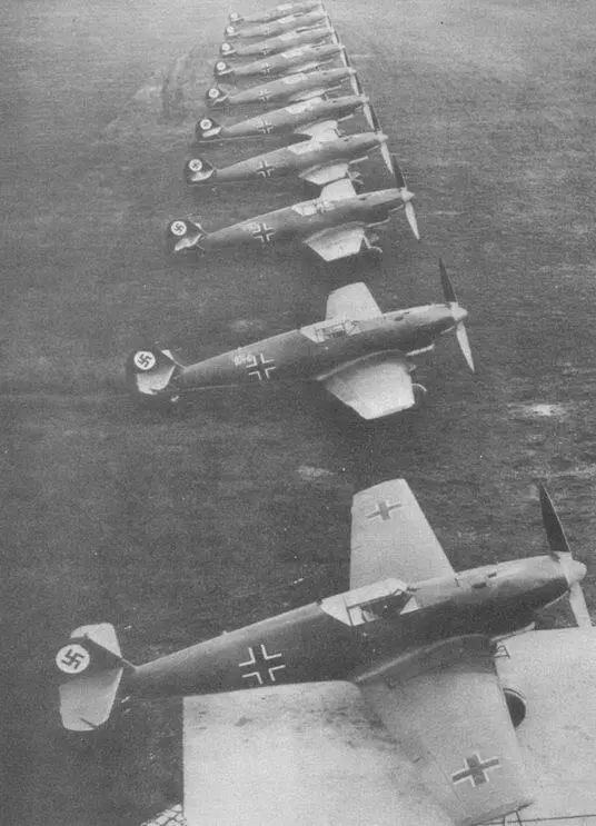 Шеренга Me 109В ранней серии на заводском аэродроме в Аугсбурге На снимке - фото 49