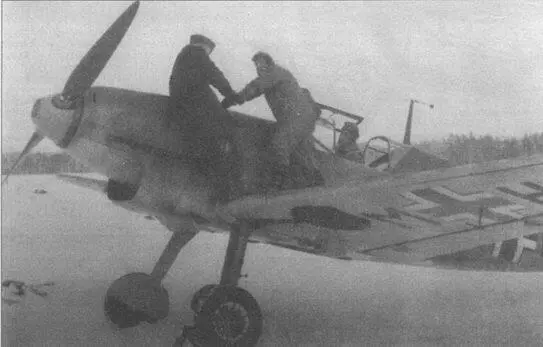 Me 109В в одной из летных школ зима 194041 гг Самолет несет новый камуфляж - фото 56