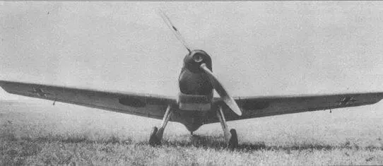 Два сравнительных снимка Вверху Me 109В с укороченными предкрылками Внизу - фото 59