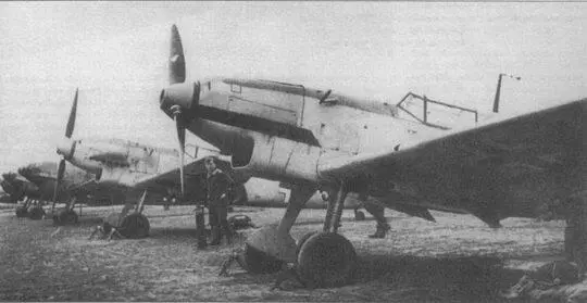 Поздние Me 109D в камуфляже и с опознавательными такими характерными для - фото 86