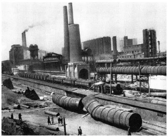 Completing the furnaces for the Soviet Unions largest steel plant at - фото 28
