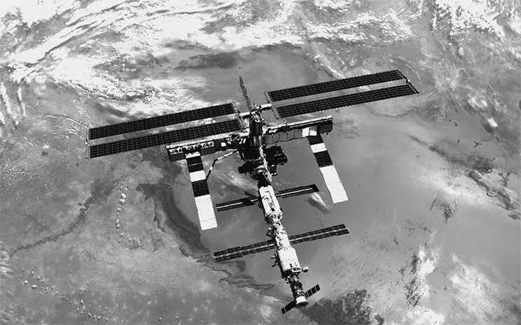 Международная космическая станция Говоря попросту экипажи МКС ныне в основном - фото 93