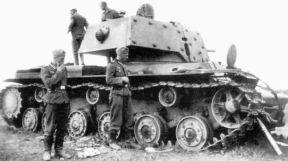 Немцы рассматривают брошенный экранированный танк КВ Август 1941 г Перелом - фото 6
