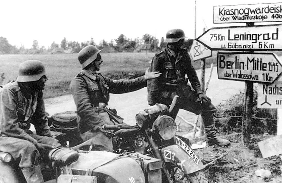 До Ленинграда 75 км Немецкие мотоциклисты у дорожного указателя на дороге в - фото 16