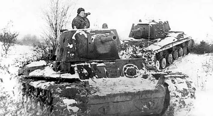 Танки КВ на марше Ленинградский фронт декабрь 1941 г К началу ноября в 4й - фото 63