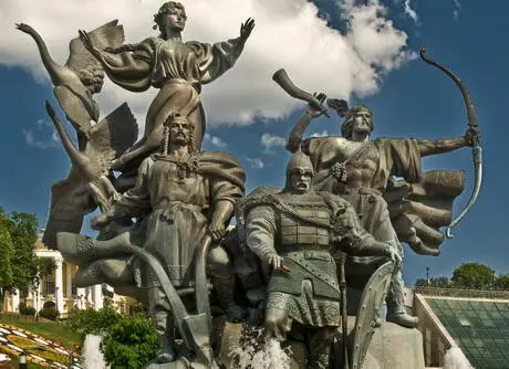 Землепашец князь Щек прикрыл плугом Купалу князьвоин Кий замахнулся мечом на - фото 39