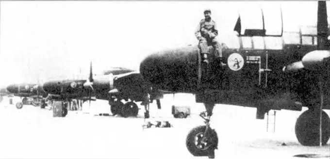 Четыре истребителя P61В из 548 NFS на аэродроме Ле Шима 10 марта 1945 г На - фото 121