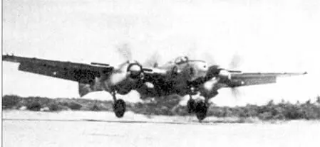 Фоторазведчик F15A из 8й фоторазведывательной эскадрильи взлетает с авиабазы - фото 158