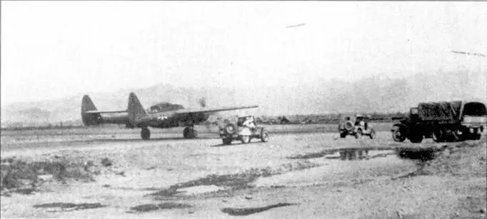 P61A из 421 NFS выруливает на полосу аэродрома на острове Биак август 1944 г - фото 96