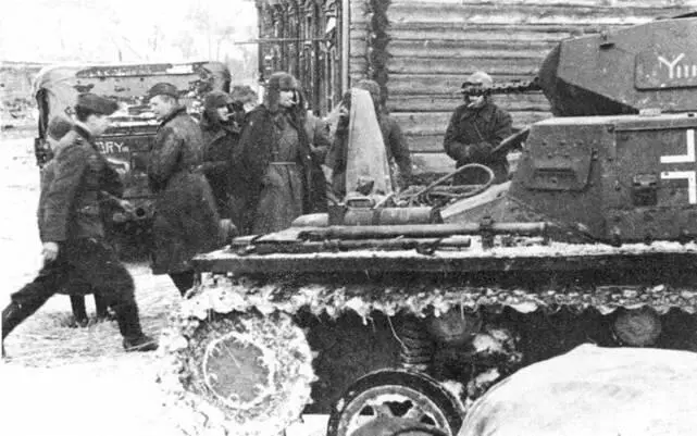 PzKpwfl из 7го танкового полка 10й бронетанковой дивизии Слева группа - фото 72