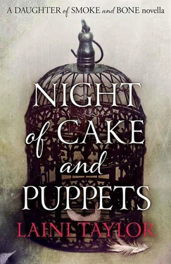 Laini Taylor Night of Cake & Puppets обложка книги