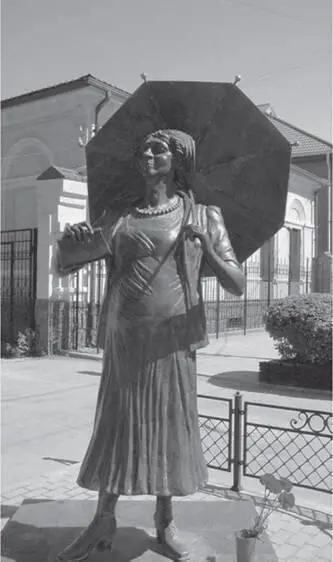 Памятник Фаине Раневской в Таганроге - фото 42