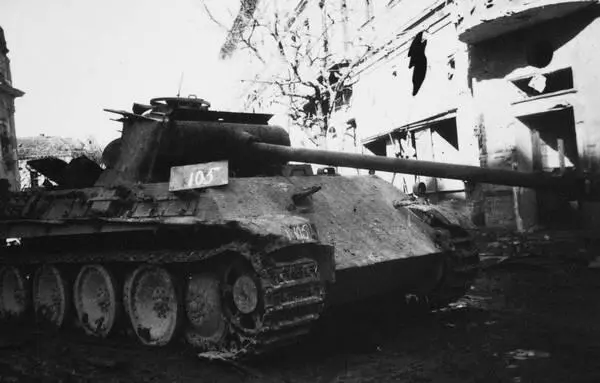 Уничтоженный на улице Будапешта немецкий танк PzV AusfG Panther Февраль - фото 31