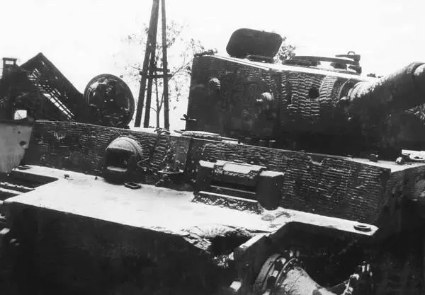 Немецкий тяжелый танк PzVI AusfE Tiger I подбитый в районе озера Балатон - фото 81