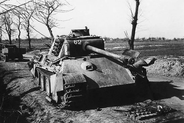 Подбитый немецкий танк PzV AusfG Район озера Балатон март 1945 года На - фото 85