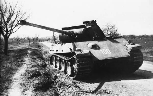 Оставленный изза поломки танк PzV AusfG Panther Район озера Балатон март - фото 99