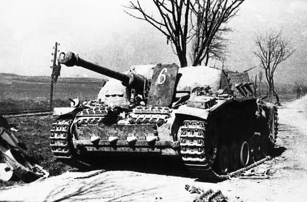 Уничтоженное внутренним взрывом штурмовое орудие StuG 40 Район озера Балатон - фото 102