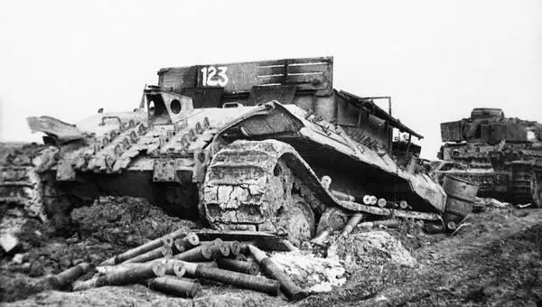 Пытаясь вытащить PzIV этот Bergepanther на базе PzV AusfD застрял сам - фото 115