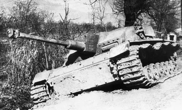 Брошенное штурмовое орудие StuG 40 Район озера Балатон март 1945 года - фото 146
