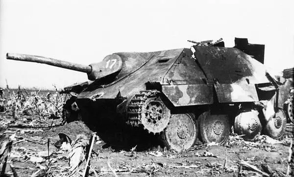 Уничтоженный артогнем истребитель танков Jagdpanzer 38t Hetzer Район озера - фото 148