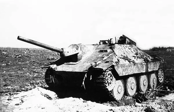 Брошенный на поле боя истребитель танков Jagdpanzer 38t Hetzer Район озера - фото 149