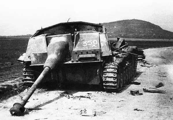 У этого штурмового орудия StuG 40 с орудийной маской типа Saukopf внутренним - фото 153