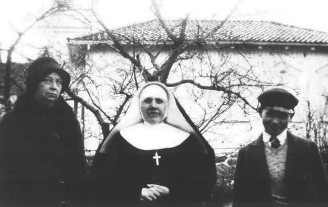 24 Унсет с сестрой Ксавье и сыном Хансом 1930 г 25 Газета со статьей об - фото 18