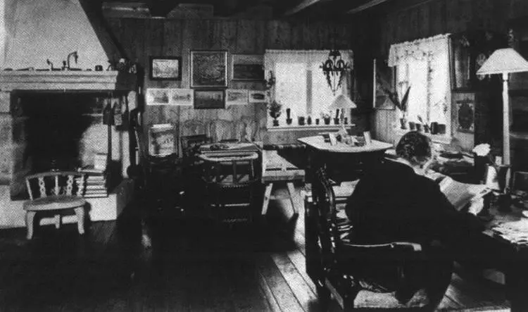 36 Унсет за чтением газеты в гостиной 1947 г Хронология 1881 29 июля - фото 28