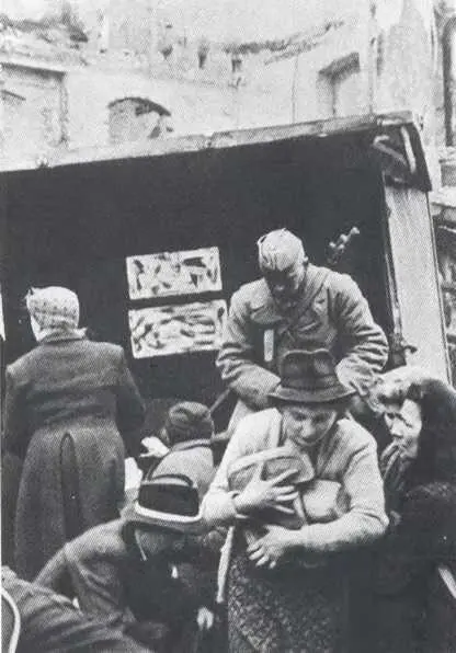 Берлин май 1945 года Советские воины раздают хлеб немцам Краматорские - фото 25