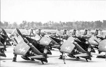Выстроенные шеренгами F6F5 из VMA331 Майями Флорида На заднем плане видно - фото 62