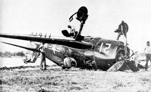 F6F5 из VX5 перевернулся при посадке Пилот остался в живых 1952 год - фото 64