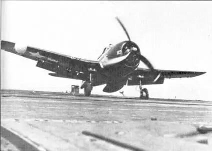 F6F5N 13 из VF9 садится на палубу авианосца Yorktown со спущенной шиной - фото 75
