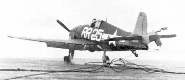 F6F3 RR25 успешно зацепился за аэрофинишер но у машины серьезно повреждено - фото 41