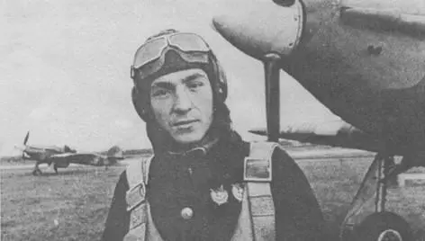 Пилот 78 иап Герой Советского Союза ст лт ПСгибнев возле своего самолета - фото 104