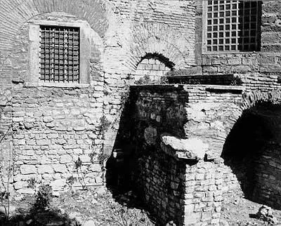 Рис 114 Стена храма Святой Ирины в Стамбуле Храм глубоко ушел в землю - фото 14