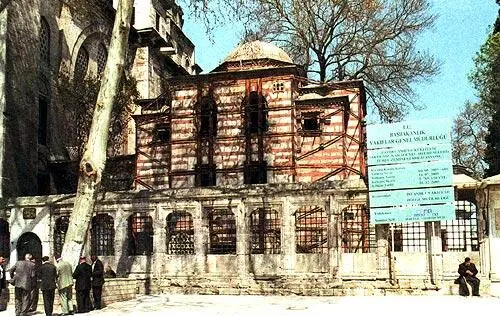 Старая подлинная мечеть Мехмета Завоевателя имеет совсем небольшие размеры и - фото 246