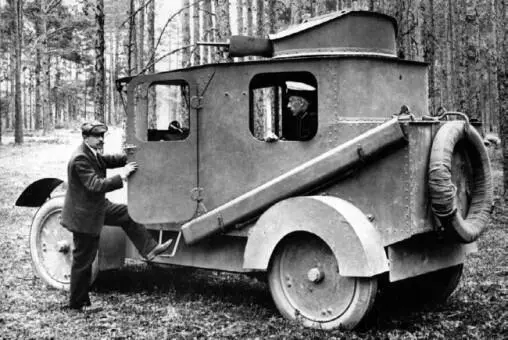 Общий вид бронеавтомобиля Шаррон рядом с машиной французский механик - фото 10