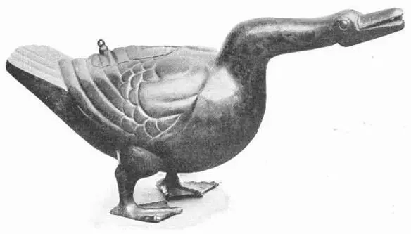 CHINESE VESSEL IN BRONZE IN FORM OF A GOOSE Dating from before the time of - фото 116