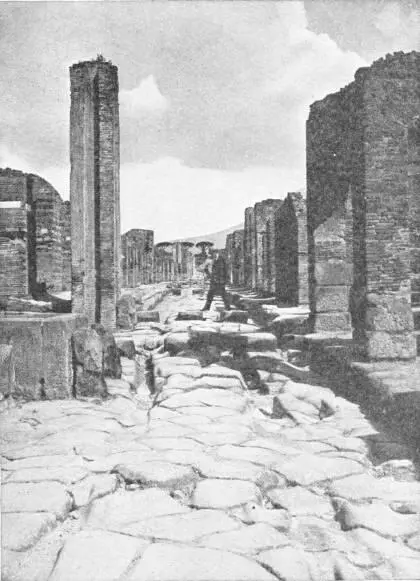 POMPEII Note the ruts in roadway worn by chariot wheels The slave system - фото 118