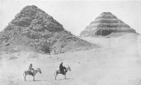 THE SAKHARA PYRAMIDS The Pyramid to the right the step Pyramid is the - фото 50