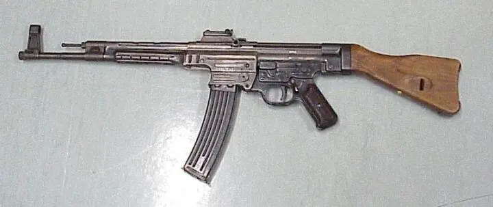 Штурмовая винтовка Шмайссера StG44 ставшая элементом очередной чёрной - фото 14