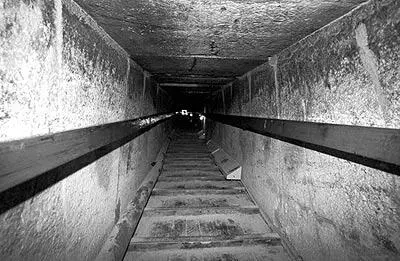 Рис д17 Длинный нисходящий лаз ведущий во внутреннюю камеру Красной - фото 341